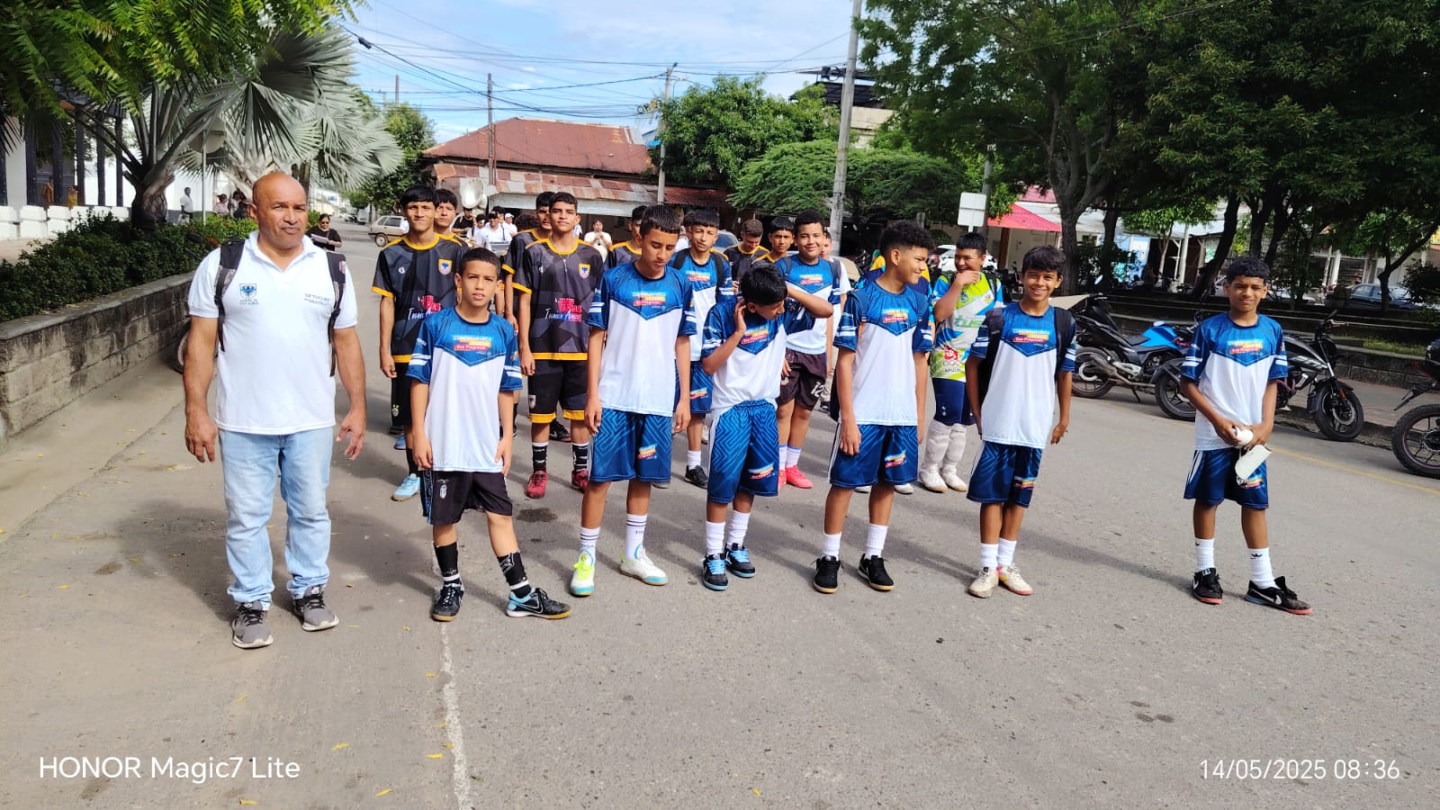 Equipo deportivo escolar con su entrenador
