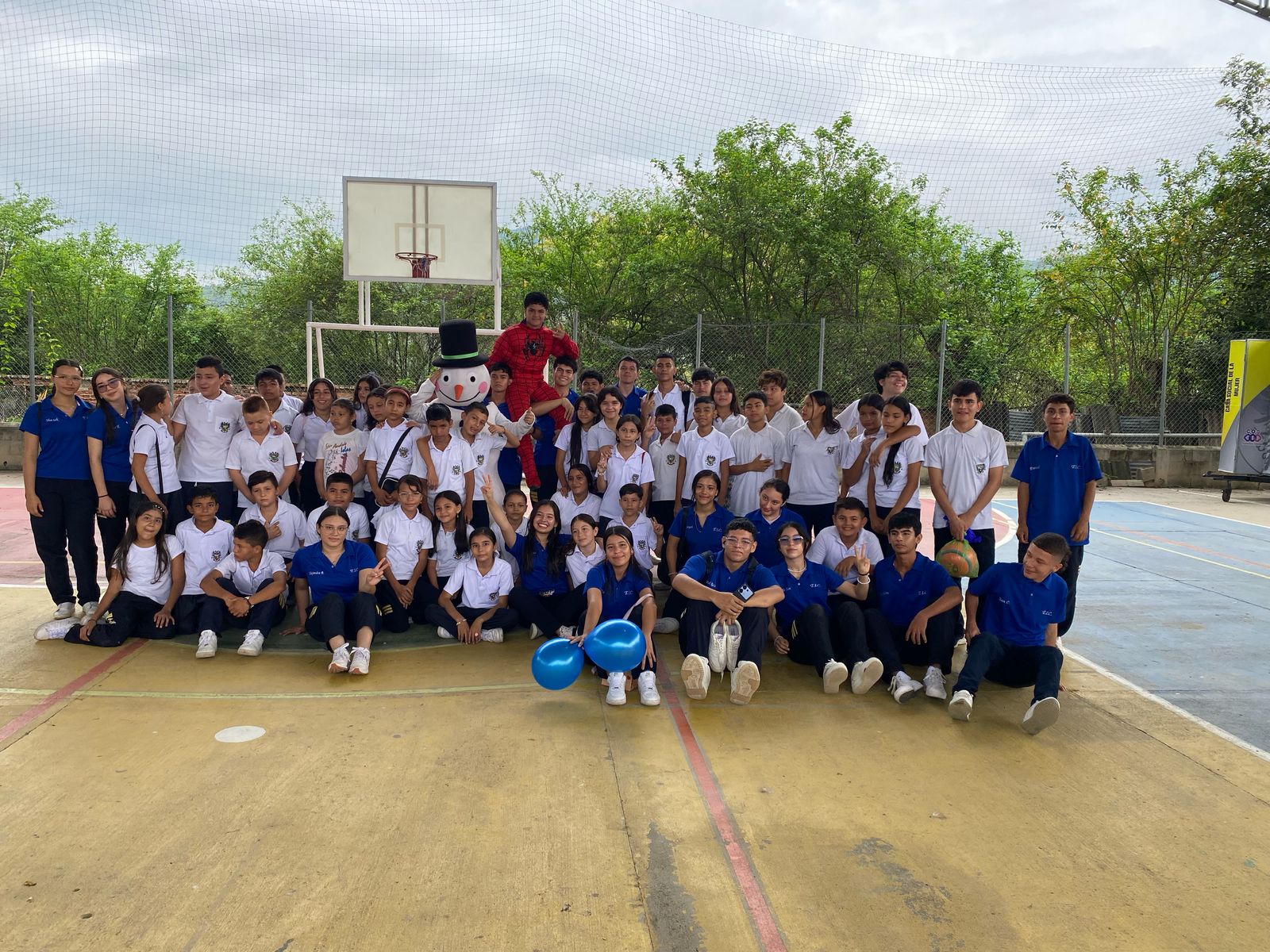 Estudiantes y profesores en actividad recreativa