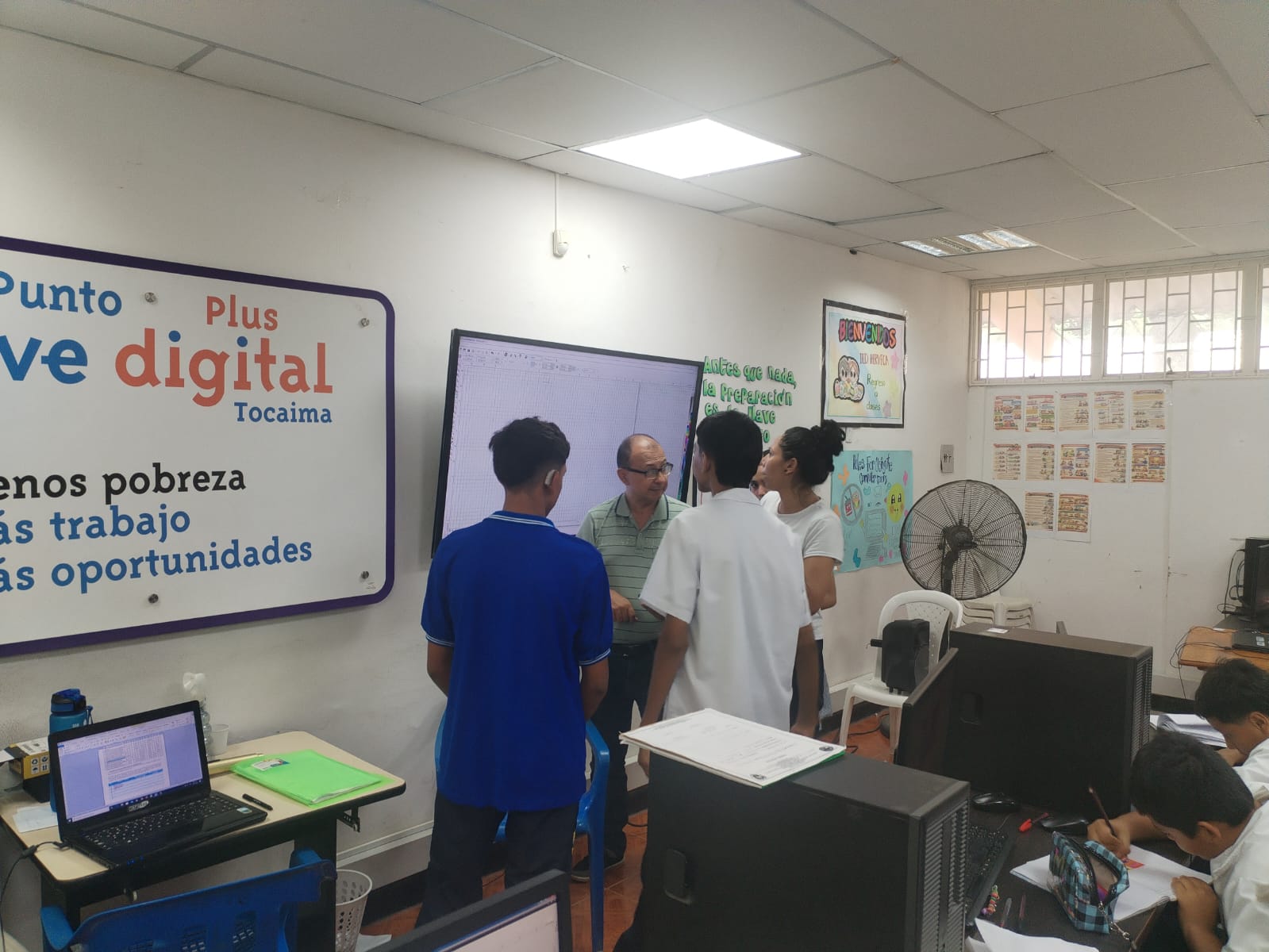 Docente Álvaro Rodríguez acompañamiento Informática