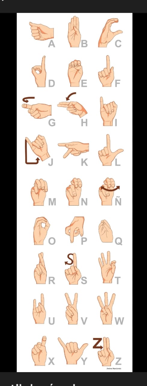 Persona comunicándose con lenguaje de señas en un entorno luminoso y amigable