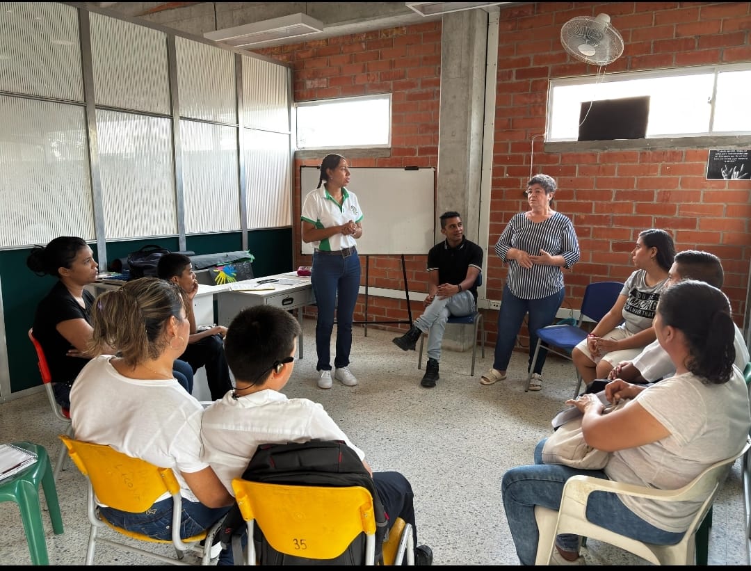 Grupo diverso de personas sonriendo y abrazándose en evento comunitario al aire libre