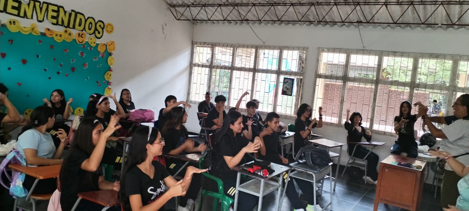 Manos de personas de diferentes edades y etnias unidas en señal de colaboración y apoyo