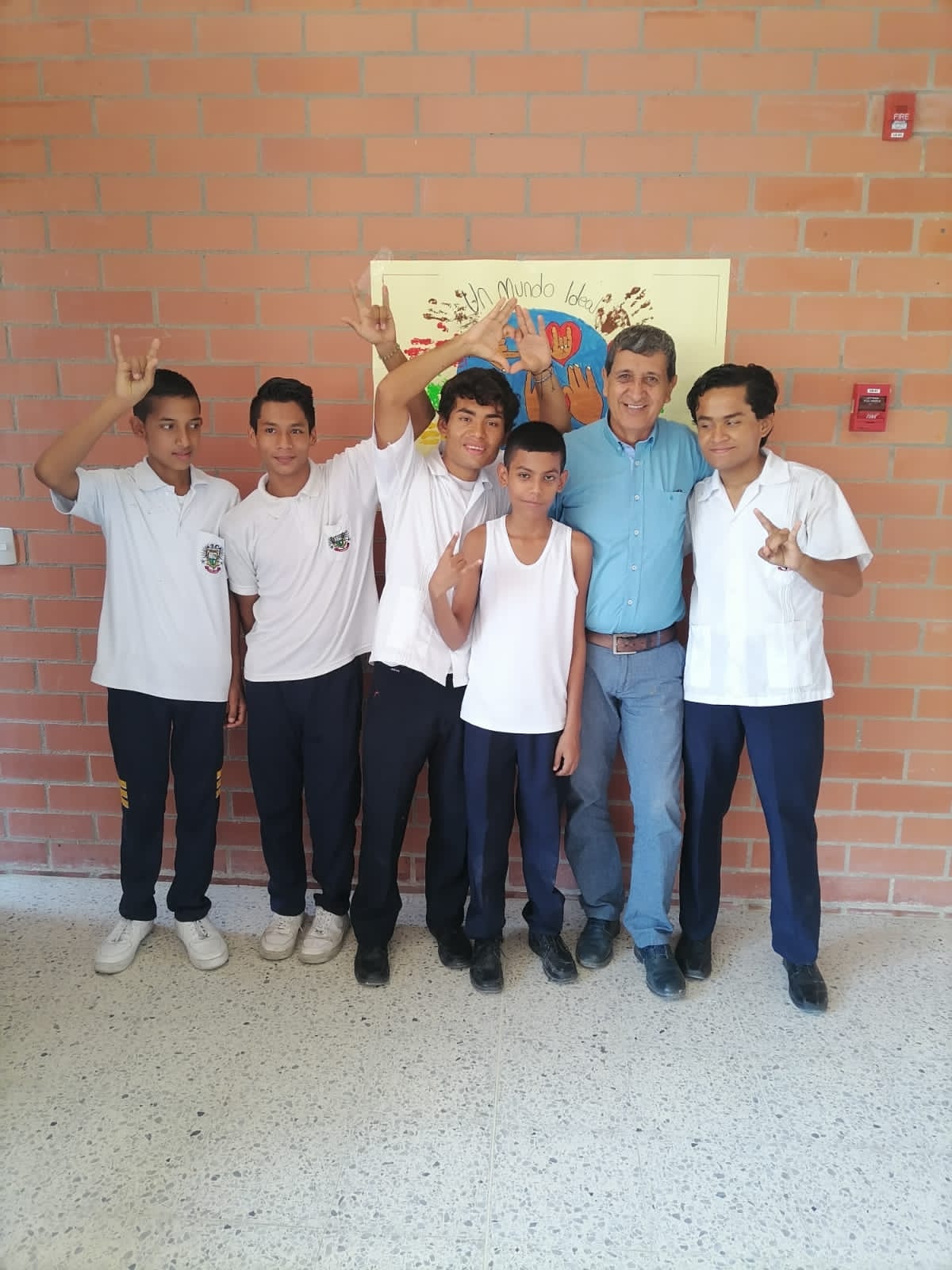 Foto de equipo diverso sonriendo en oficina moderna con luz natural y plantas