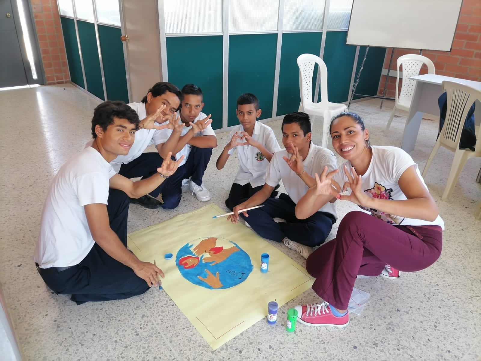 Voluntarios ayudando a personas mayores en actividad comunitaria al aire libre